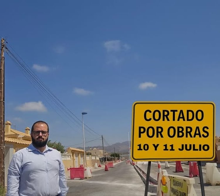 Corte temporal por reasfaltado en Calle Isla de Cuba y Calle Vivero, en Puerto de Mazarrón
