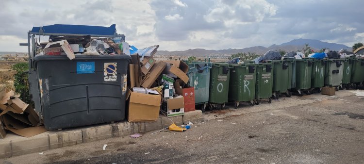 Vecinos de Camposol, ponen de manifiesto el peligro que supone los vertidos en diferentes zonas, reclamando al Ayuntamiento una mayor limpieza de los mismos.