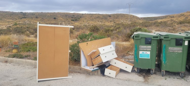 Vecinos de Camposol, ponen de manifiesto el peligro que supone los vertidos en diferentes zonas, reclamando al Ayuntamiento una mayor limpieza de los mismos.