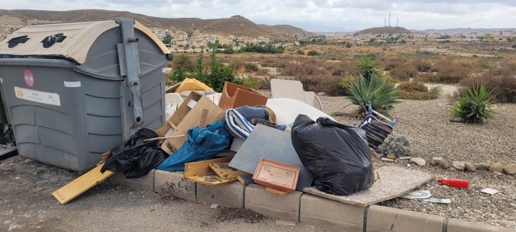 Vecinos de Camposol, ponen de manifiesto el peligro que supone los vertidos en diferentes zonas, reclamando al Ayuntamiento una mayor limpieza de los mismos.