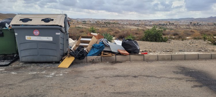 Vecinos de Camposol, ponen de manifiesto el peligro que supone los vertidos en diferentes zonas, reclamando al Ayuntamiento una mayor limpieza de los mismos.
