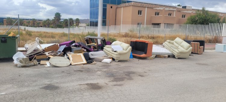 Vecinos de Camposol, ponen de manifiesto el peligro que supone los vertidos en diferentes zonas, reclamando al Ayuntamiento una mayor limpieza de los mismos.