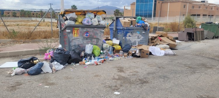 Vecinos de Camposol, ponen de manifiesto el peligro que supone los vertidos en diferentes zonas, reclamando al Ayuntamiento una mayor limpieza de los mismos.