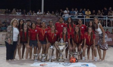 MAZARRÓN FÉMINAS | Homenaje a las Campeonas de España de Fútbol Playa Juvenil