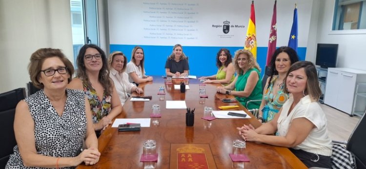 Segunda edición del programa 'Impulso Mujer + 50' La Consejería y la nueva directiva de OMEP ultiman los detalles de esta nueva convocatoria que permite que las mujeres mayores de 50 años puedan desarrollar su propio proyecto empresarial
