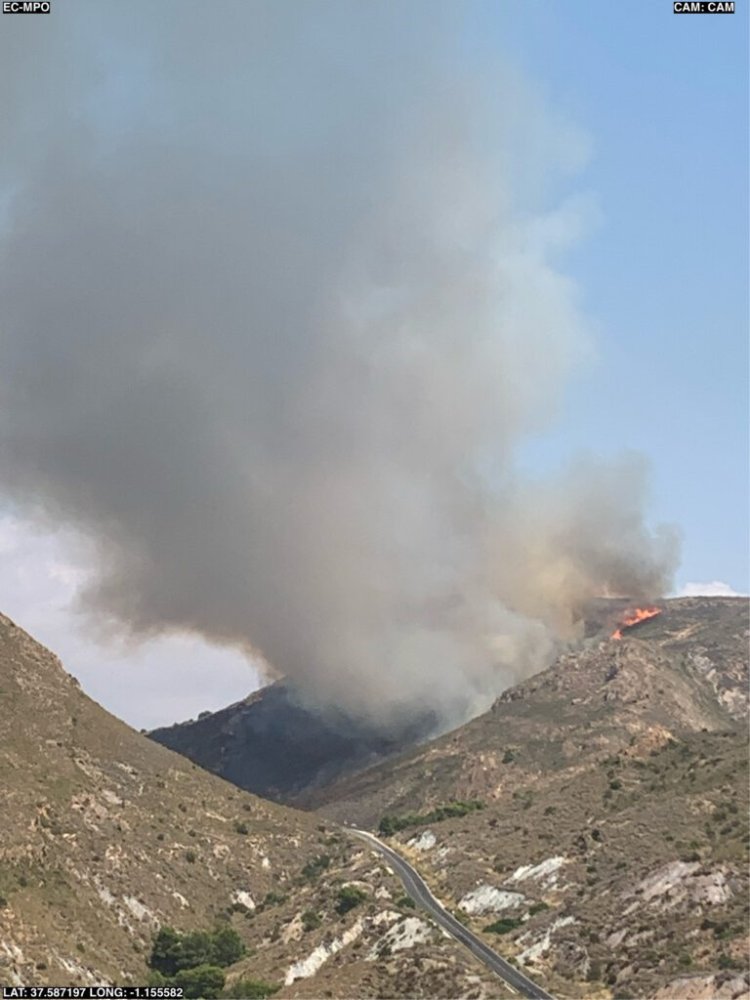 Servicios de emergencias intervienen en un incendio forestal en Cartagena. (Cuestas de Cedacero)