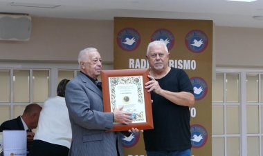 Cartagena acogió este martes 30 de septiembre la gala de entrega de los ‘Premios Nacionales de Turismo y de Gastronomía 2025’. En la gala se entregaron 40 premios entre los que se encuentran la Medalla de Oro al periodista mazarronero Pedro Chico Marín