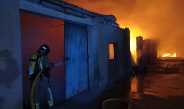 Bomberos del CEIS han controlado el incendio de dos camiones y una nave/almacén en Cañada de Gallego (Mazarrón).