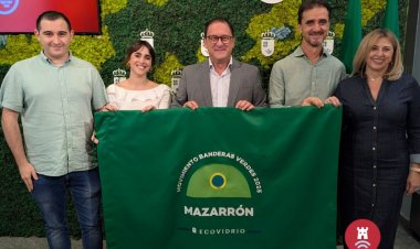 El municipio de Mazarrón logra la Bandera Verde de Ecovidrio por su compromiso con la sostenibilidad, galardón que revalidan Cartagena y San Javier