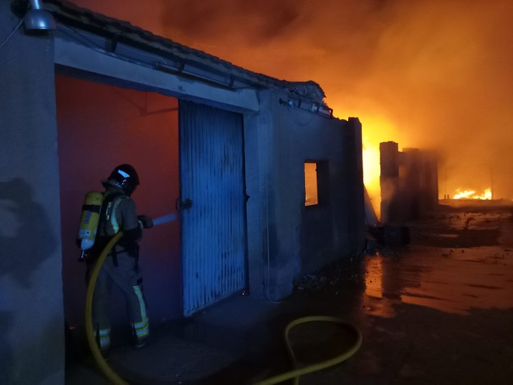 Bomberos del CEIS han controlado el incendio de dos camiones y una nave/almacén en Cañada de Gallego (Mazarrón).