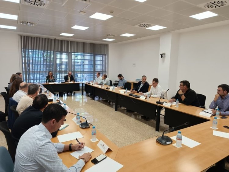 El Gobierno regional crea una mesa de trabajo técnico con los sectores agrícola y ganadero para impulsar la simplificación administrativa