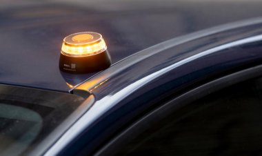 DGT recuerda la obligación de disponer de la baliza V-16 para señalizar averías y accidentes en carretera  a partir de 1 de Enero de 2026