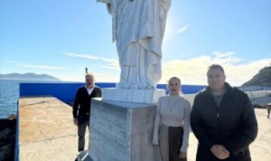 Arte, tradición y fe en Puerto de Mazarrón con la inauguración de una escultura de la Virgen del Carmen en su muelle pesquero