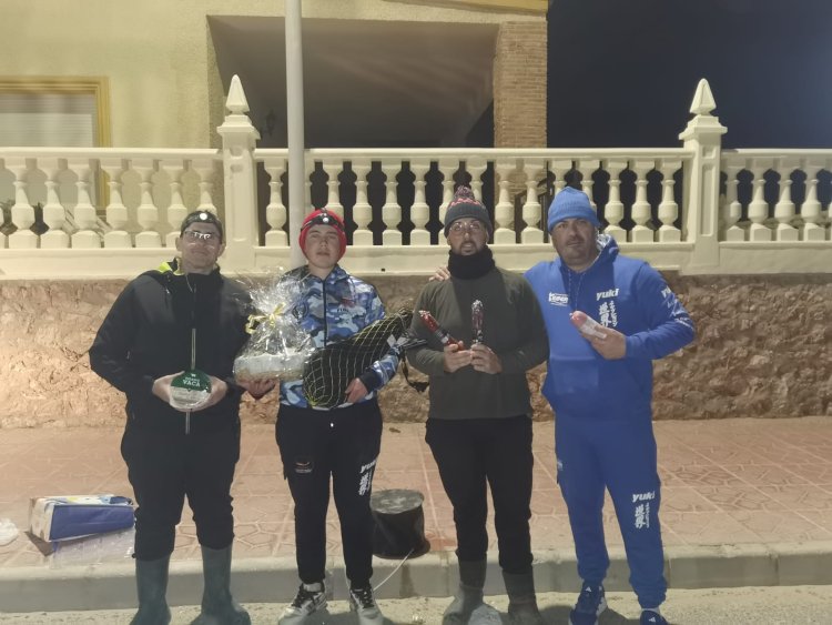 Asociación de Pesca Playa de  Percheles: Las playas de Alicante nos recibieron templadas de belleza y heladas de temperatura, pero allí estuvimos: firmes, serios… y tiritando por dentro.