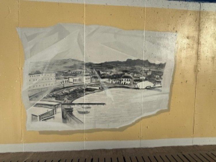 Mazarrón rinde homenaje a la historia de sus pescadores con un mural artístico de gran formato en el puerto pesquero