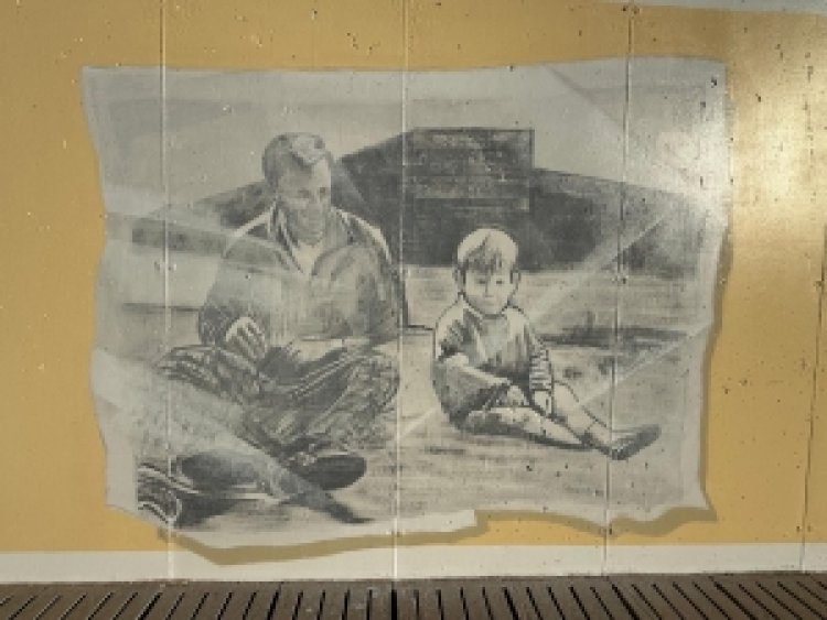 Mazarrón rinde homenaje a la historia de sus pescadores con un mural artístico de gran formato en el puerto pesquero