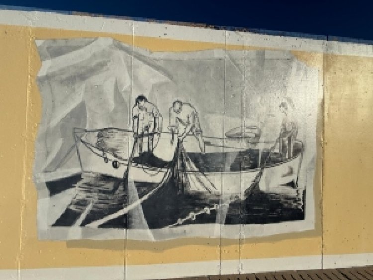 Mazarrón rinde homenaje a la historia de sus pescadores con un mural artístico de gran formato en el puerto pesquero