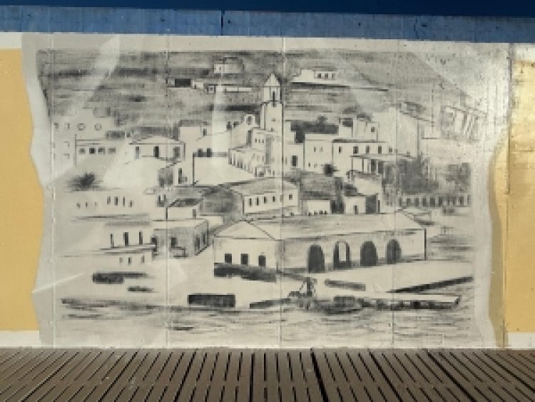 Mazarrón rinde homenaje a la historia de sus pescadores con un mural artístico de gran formato en el puerto pesquero