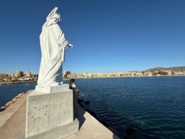 Arte, tradición y fe en Puerto de Mazarrón con la inauguración de una escultura de la Virgen del Carmen en su muelle pesquero