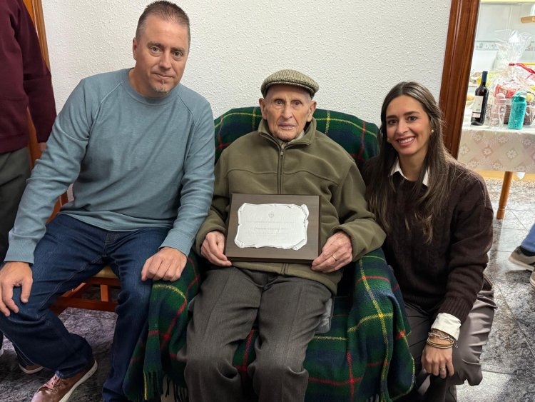 Domingo González Imbernón recibe un reconocimiento municipal por su 100 cumpleaños