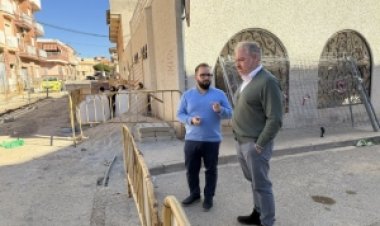 El alcalde Ginés Campillo y el primer teniente de alcalde, Jesús García, visitan el avance de las obras de adecuación de los viales en la calle Depósito, en el barrio de San Isidro