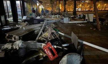 El alcalde, acompañado por miembros del equipo de Gobierno y efectivos de Protección Civil, ha visitado esta mañana la zona afectada por la manga marina que tocó tierra ayer en el Puerto de Mazarrón.