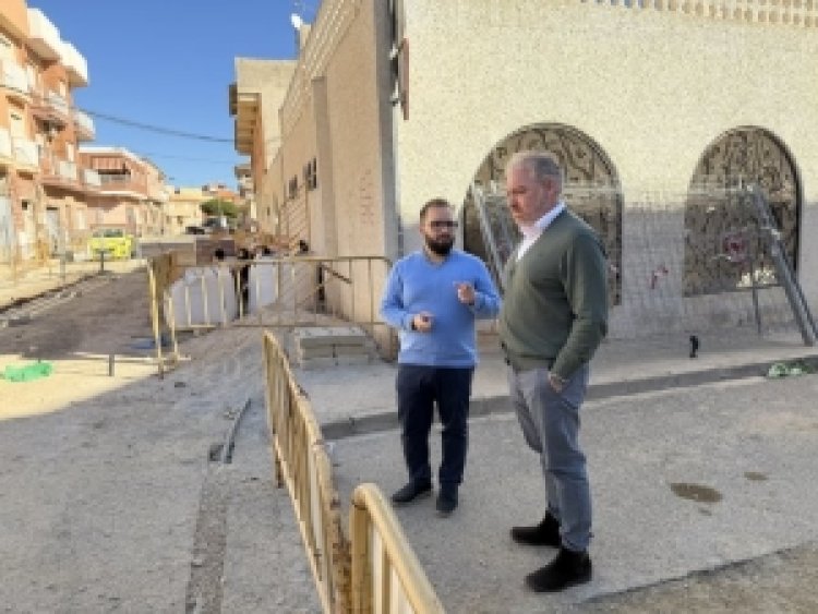 El alcalde Ginés Campillo y el primer teniente de alcalde, Jesús García, visitan el avance de las obras de adecuación de los viales en la calle Depósito, en el barrio de San Isidro
