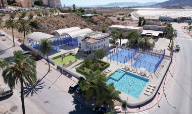 BLU BEACH CLUB. Nace un espacio único pensado para disfrutar al máximo: pistas de pádel, piscina, restaurante y muchas más opciones de ocio para todos los gustos en Mazarrón.
