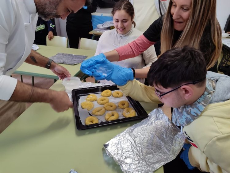 Mañana de cocina navideña en los Talleres Navideños Inclusivos de Mazarrón
