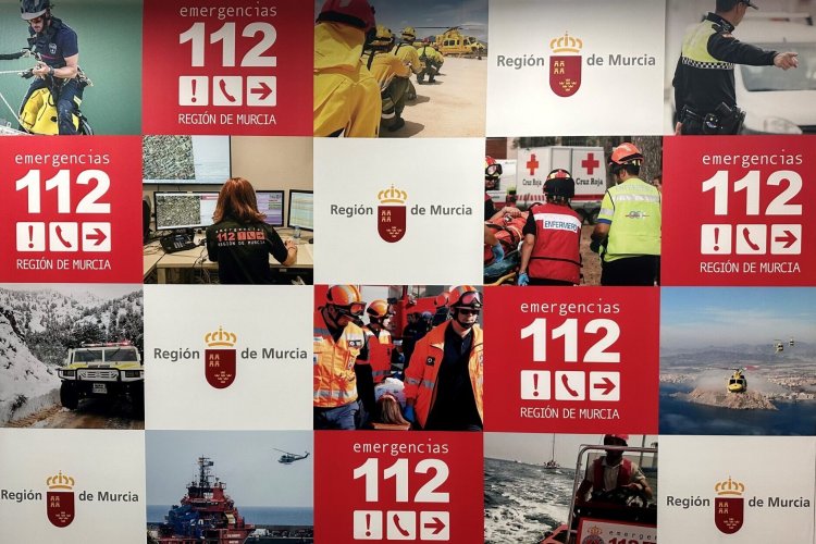 Sanitarios atienden y trasladan al hospital a una mujer herida muy grave al ser atropellada por un camión en Mazarrón