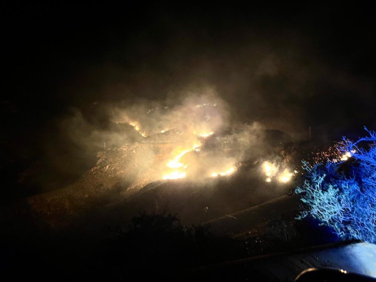 Movilizados efectivos del Plan Infomur para sofocar el incendio forestal declarado en Cabo Tiñoso, Cartagena.