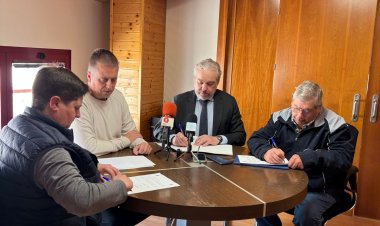 El alcalde de Mazarrón firma convenios de colaboración con la asociación F20, y con los cabildos de Mazarrón y Puerto