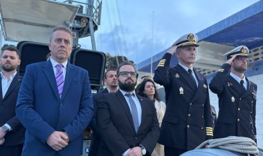 Arriado solemne de bandera con las autoridades a bordo del “Patrullero Formentor”
