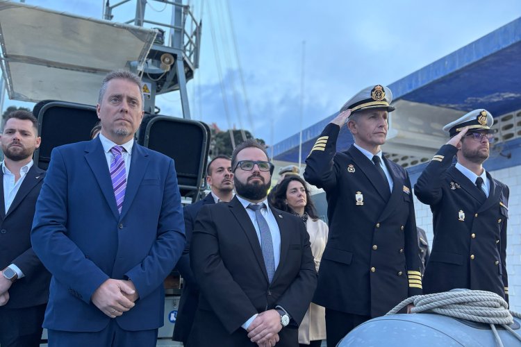 Arriado solemne de bandera con las autoridades a bordo del “Patrullero Formentor”