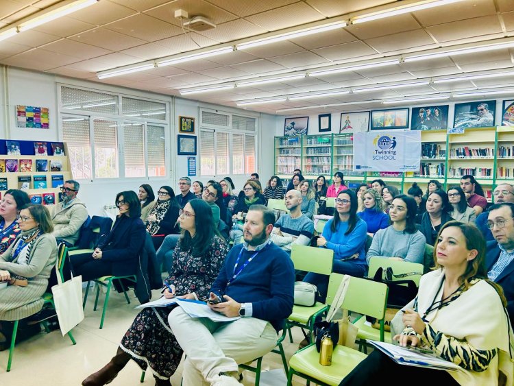 Innovación docente en la Jornada del Profesorado acerca del programa europeo eTwinning del IES Felipe II de Mazarrón.