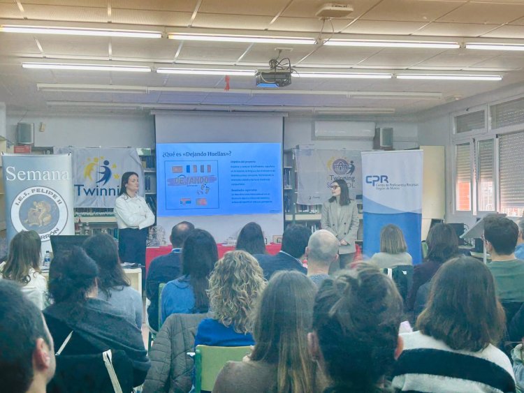 Innovación docente en la Jornada del Profesorado acerca del programa europeo eTwinning del IES Felipe II de Mazarrón.