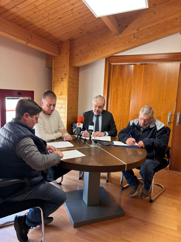 El alcalde de Mazarrón firma convenios de colaboración con la asociación F20, y con los cabildos de Mazarrón y Puerto