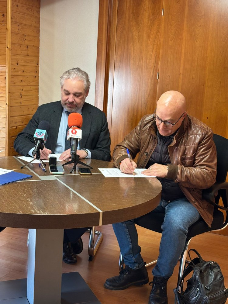 El alcalde de Mazarrón firma convenios de colaboración con la asociación F20, y con los cabildos de Mazarrón y Puerto