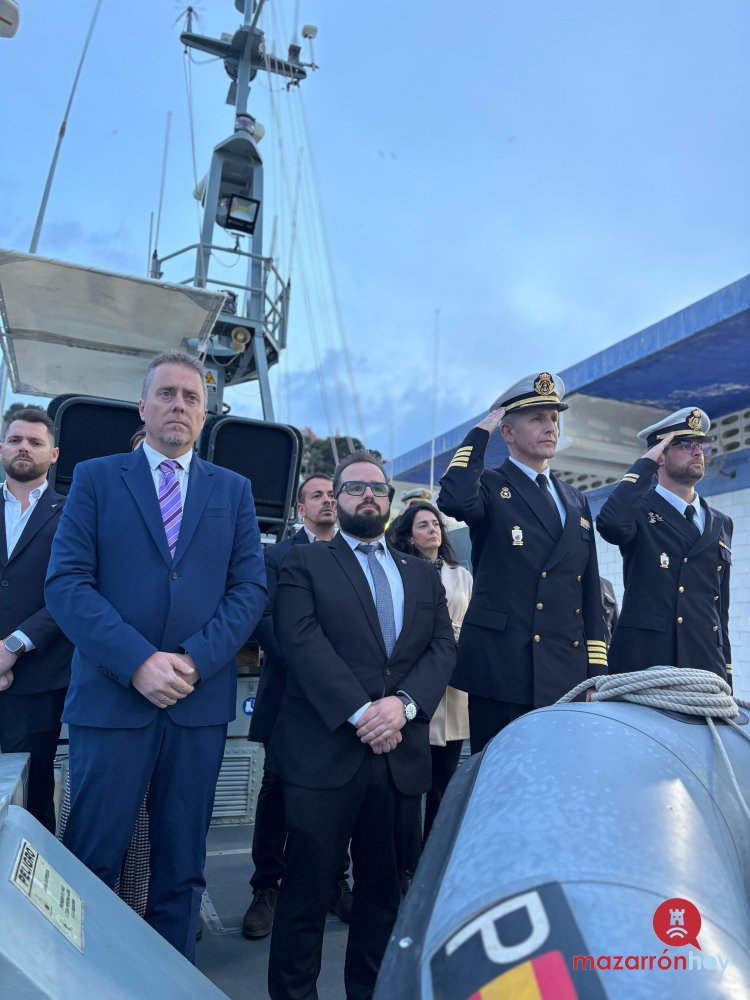 Arriado solemne de bandera con las autoridades a bordo del “Patrullero Formentor”