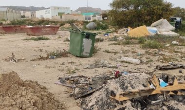IU-Verdes denuncia abandono y basura junto al IES Antonio Hellín en Puerto de Mazarrón