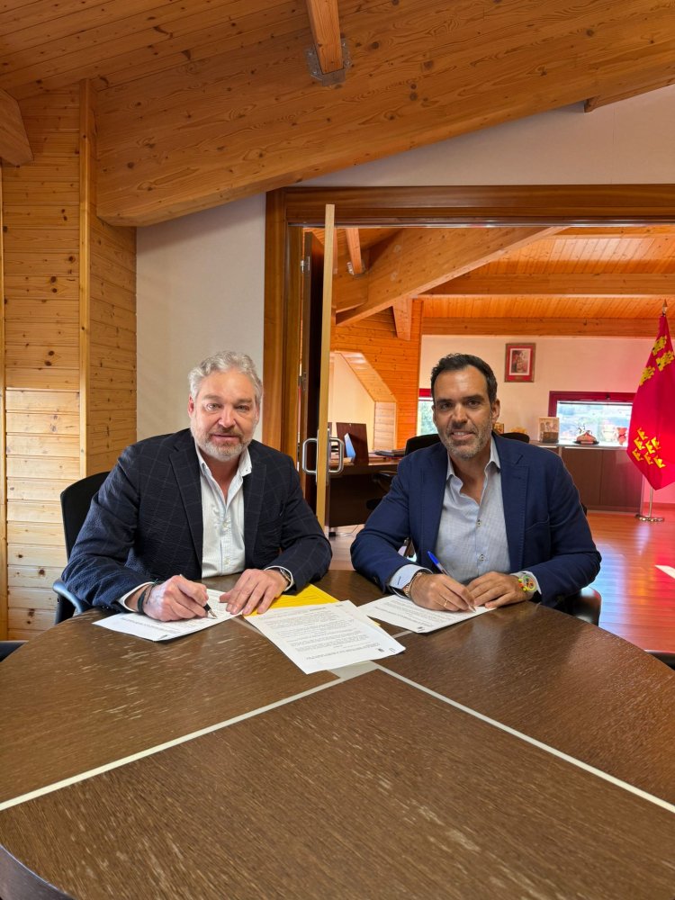 Esta mañana Ginés Campillo, alcalde de Mazarrón, ha firmado un convenio con la fundación Dr. Pérez Pallarés