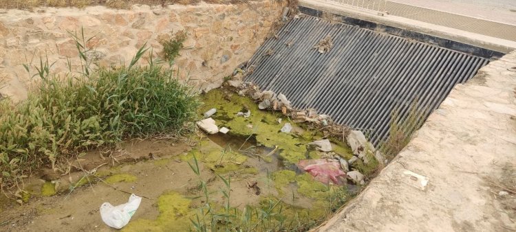 IU-Verdes denuncia abandono y basura junto al IES Antonio Hellín en Puerto de Mazarrón