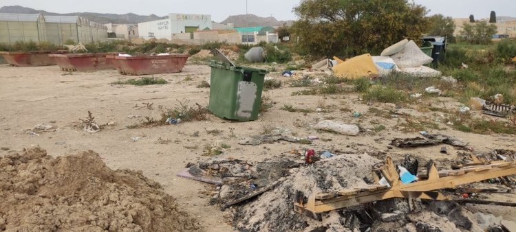 IU-Verdes denuncia abandono y basura junto al IES Antonio Hellín en Puerto de Mazarrón