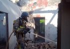 Servicios de emergencia buscan a una persona bajo los escombros de una vivienda incendiada en la pedanía de La Atalaya de Mazarrón