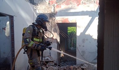 Servicios de emergencia buscan a una persona bajo los escombros de una vivienda incendiada en la pedanía de La Atalaya de Mazarrón
