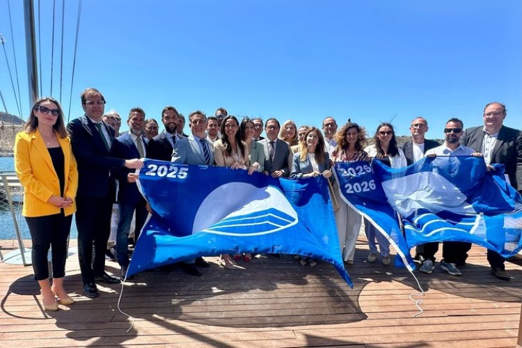 Mazarrón, con 8 banderas azules (6 playas y 2 puertos). Las playas son Rihuete, Bahía-La Reya, Nares, Playa Grande-Castellar, Alamillo y El Mojón; y los puertos, la nueva incorporación, el Puerto Deportivo de Mazarrón, y el Club de Regatas de Mazarrón.