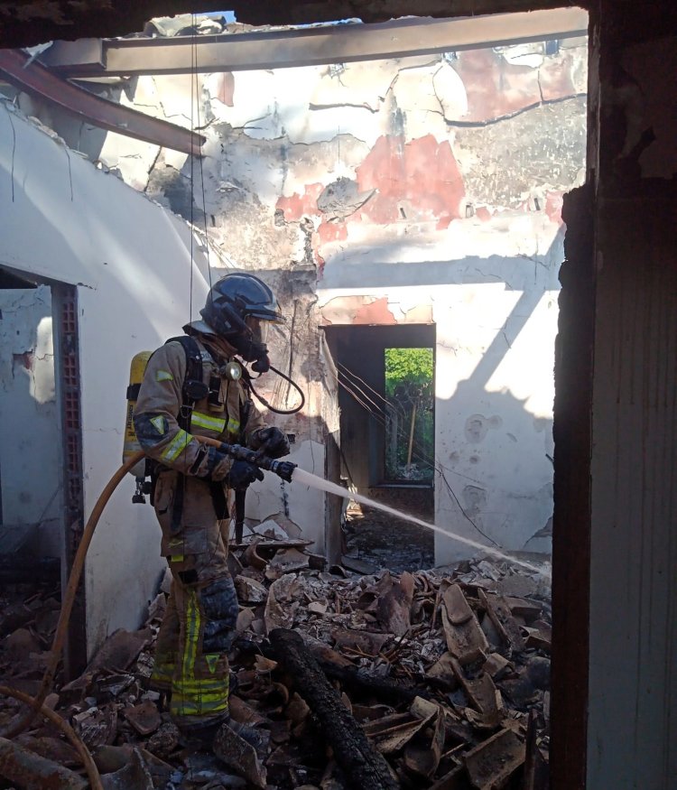 Servicios de emergencia buscan a una persona bajo los escombros de una vivienda incendiada en la pedanía de La Atalaya de Mazarrón