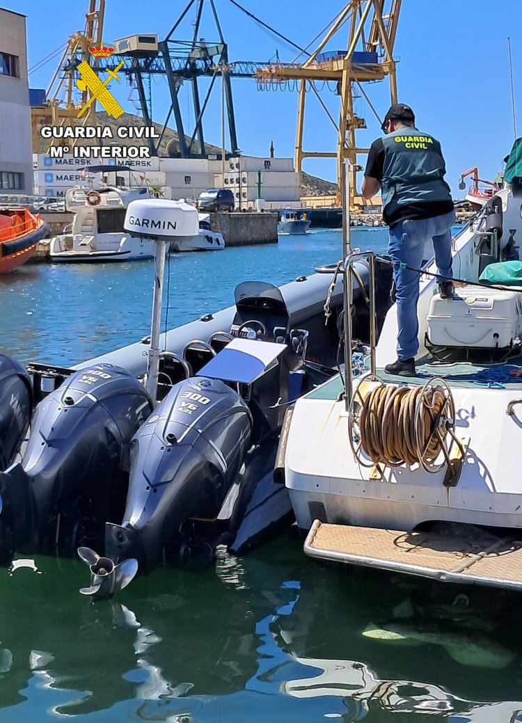 La Guardia Civil sorprende en El Gorguel a una embarcación para el suministro de combustible a pateras taxi y narco lanchas