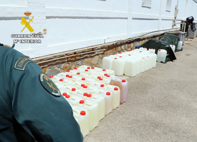 La Guardia Civil sorprende en El Gorguel a una embarcación para el suministro de combustible a pateras taxi y narco lanchas