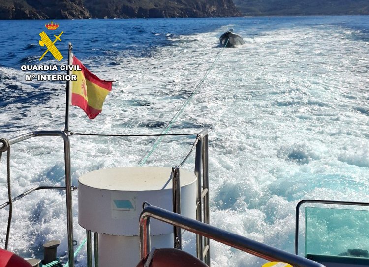 La Guardia Civil sorprende en El Gorguel a una embarcación para el suministro de combustible a pateras taxi y narco lanchas